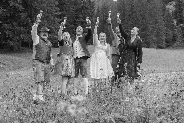 Berghochzeit am Waldrand mit Sektanstoßen