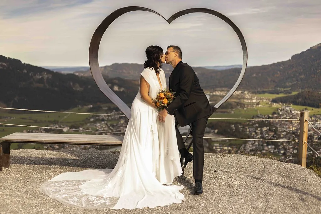 Ruine Ehrenberg Schlosskopf Brautpaar küsst sich