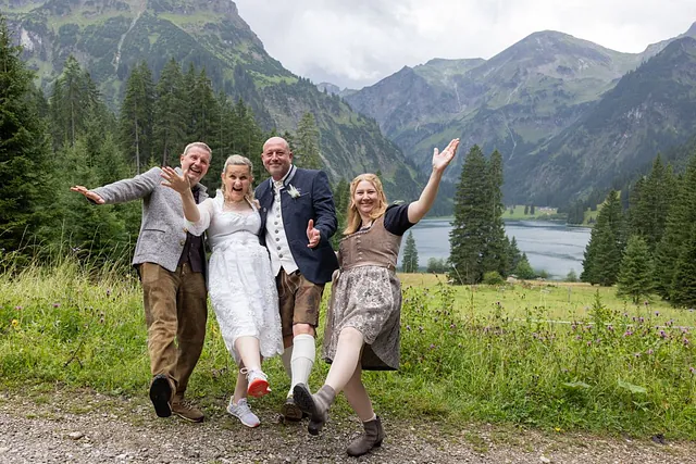 Berghochzeit Vilsalpsee lustiges Gruppenfoto