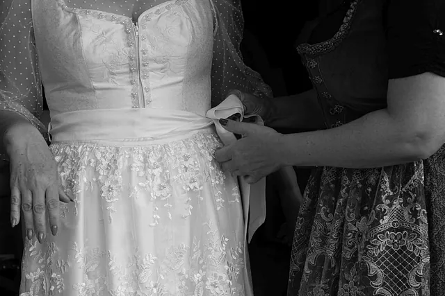 Hochzeit getting ready Schlaufe binden