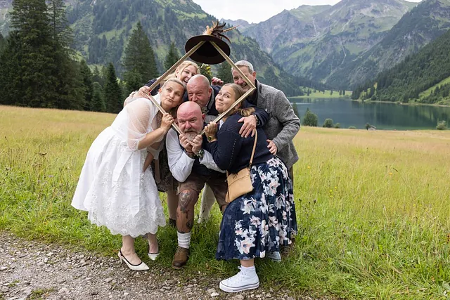 Berghochzeit am Vilsalpsee lustiges Gruppenfoto