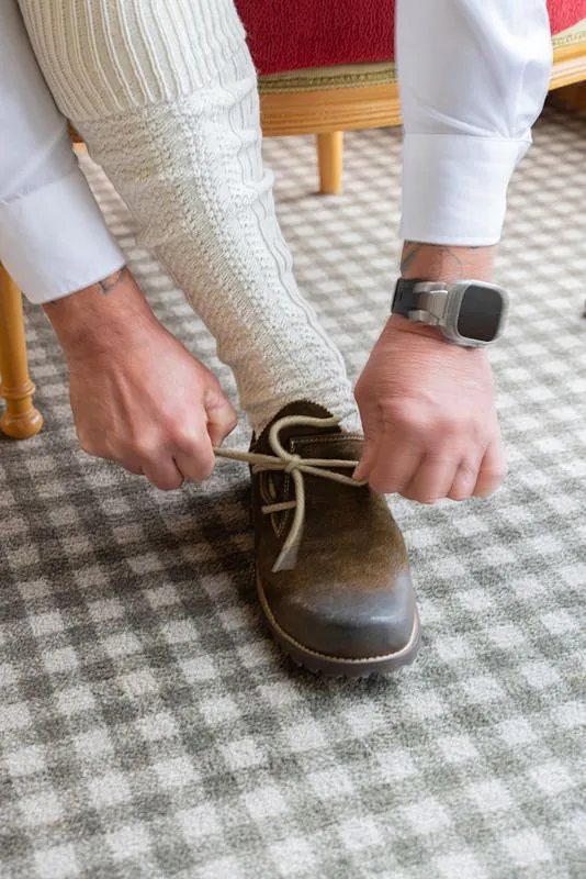 Hochzeit getting ready Schuhe anziehen