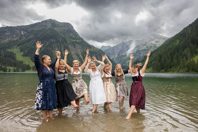 Berghochzeit Vilsalpsee Gruppenfoto im Wasser