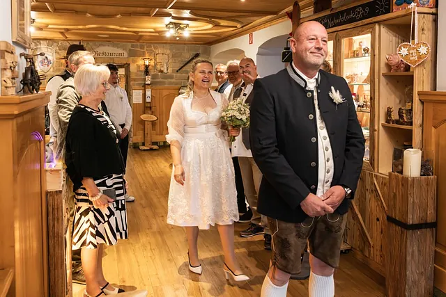 Hochzeit getting ready First Look