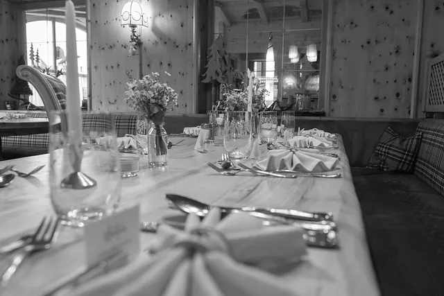 Hochzeit gedeckter Tisch im Hotel Tannheim